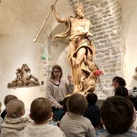 Atelier bébé Crabouille en vadrouille au Musée national de la Marine de Brest : découverte de la statue de Neptune par des tout-petits accompagnés d’animatrices.