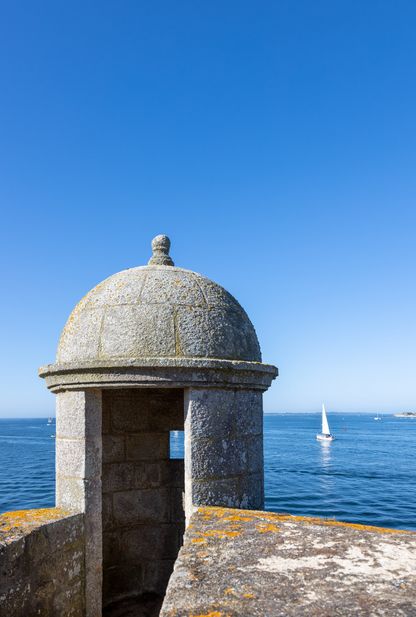 Échauguette avec vue sur la mer et un voilier 