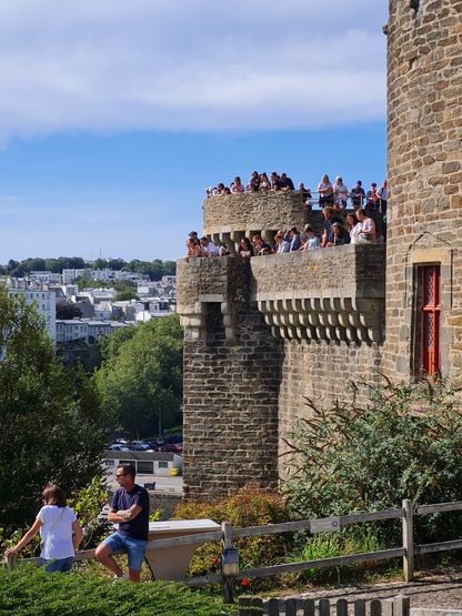 Vue sur le public nombreux sur les remparts du château