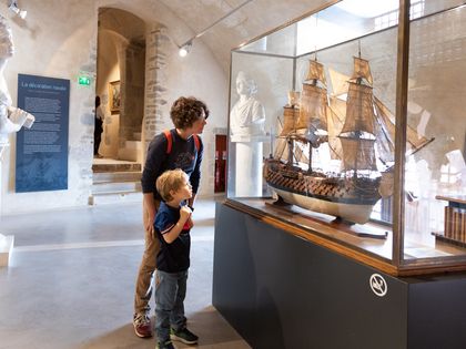 Enfant dans le musée Télérama : Brest, une escale culturelle incontournable pour les familles