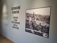 Mur d’exposition présentant une photographie de Germaine Kanova et le titre : "Regard d’une photographe sur la Libération".