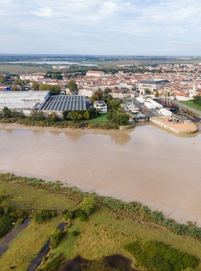 Vue aérienne de Rochefort et du fleuve Charente avec l’Arsenal maritime