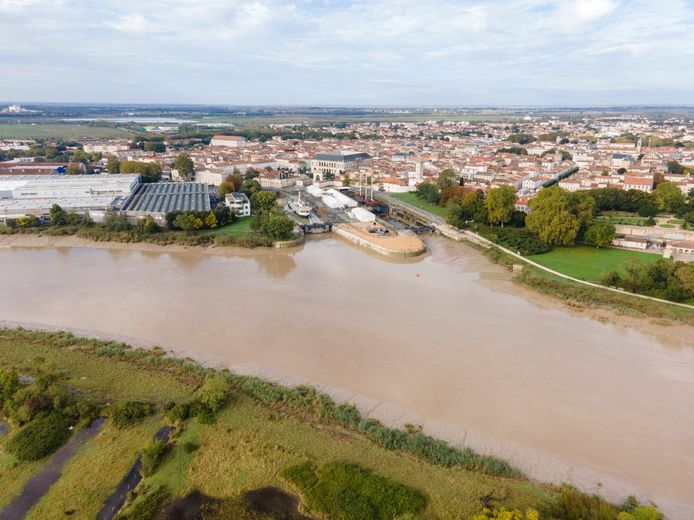 Vue aérienne de Rochefort et du fleuve Charente avec l’Arsenal maritime