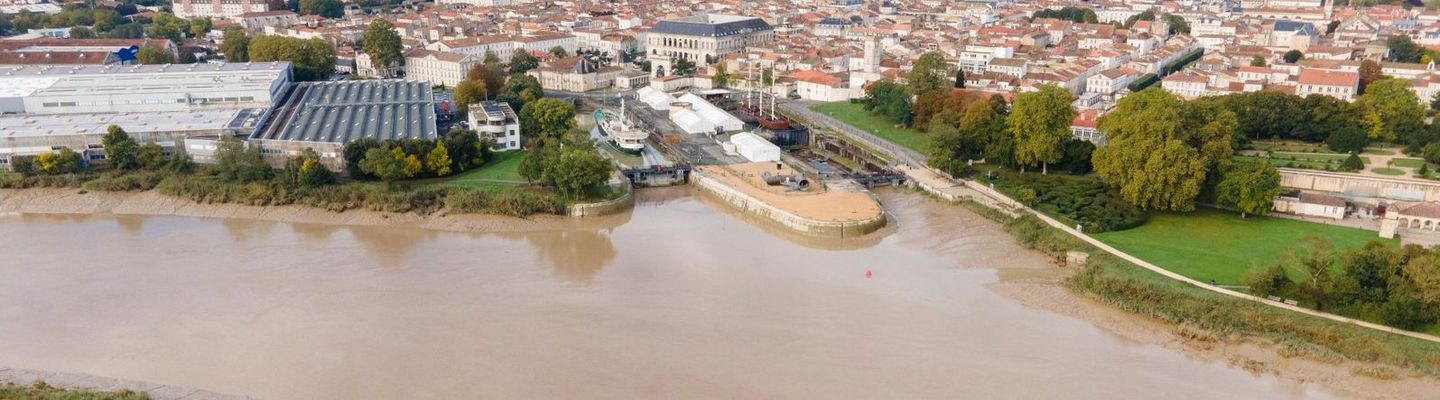 Vue aérienne de Rochefort et du fleuve Charente avec l’Arsenal maritime