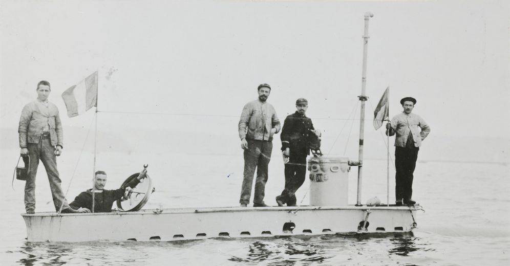 Le sous-marin Gymnote à fleur d'eau avec quatre marins sur le pont, photographie de 1888.