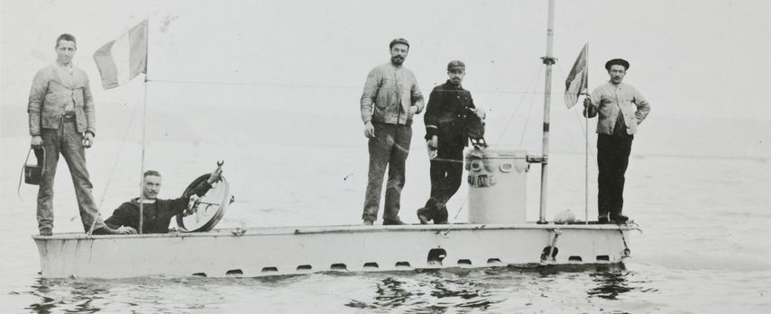 Le sous-marin Gymnote à fleur d'eau avec quatre marins sur le pont, photographie de 1888.