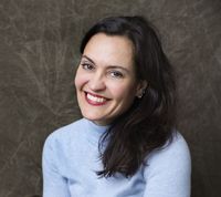 Portrait de Brigitte Poupart, metteuse en scène et comédienne, souriante, photographiée par Julie Artacho.