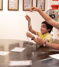 Initiation aux nœuds marins par un médiateur du musée, enfants concentrés sur leur noeud lors de l’atelier à Toulon.