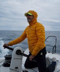 Portrait de l'artiste à la barre de We Explore 