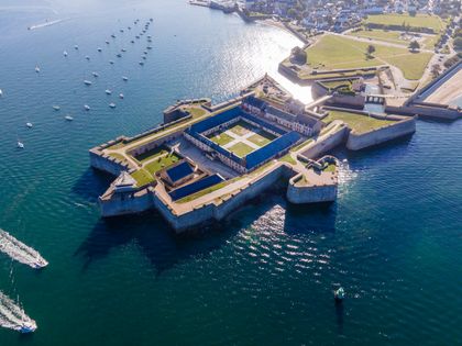 Citadelle vue de haut La citadelle de Port-Louis sera-t-elle le Monument préféré des Français 2023 ?