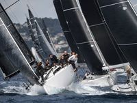 Photo de course en voilier gros plan sur un équipage