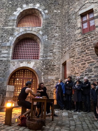 Représentation théâtrale avec deux acteurs dans la cour du château