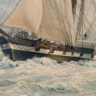 Peinture représentant un voilier trois-mâts naviguant sur une mer agitée, sous un ciel nuageux, dans une palette de tons bleus et gris.