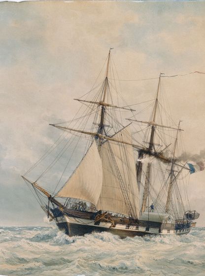 Peinture représentant un voilier trois-mâts naviguant sur une mer agitée, sous un ciel nuageux, dans une palette de tons bleus et gris.