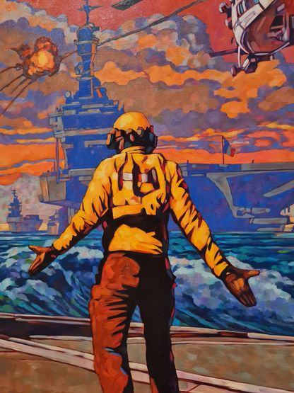 Détail du tableau « Le Facteur humain » de Miles Hyman, montrant de dos le marin en tenue jaune et casque, bras tendus vers l'hélicoptère et l'explosion, avec le porte-avions et la mer en arrière-plan.