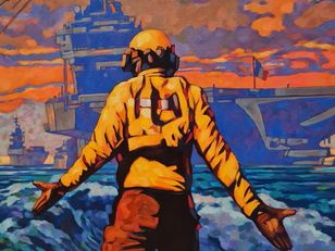 Détail du tableau « Le Facteur humain » de Miles Hyman, montrant de dos le marin en tenue jaune et casque, bras tendus vers l'hélicoptère et l'explosion, avec le porte-avions et la mer en arrière-plan.