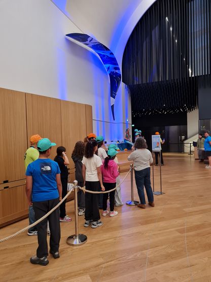Rencontre des enfants avec Claire la Sirène lors de la visite au musée national de la Marine.