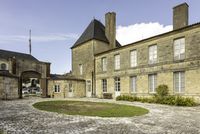 Vue de la cour intérieure de l’hôtel de Cheusses à Rochefort, bâtiment historique abritant le musée national de la Marine.