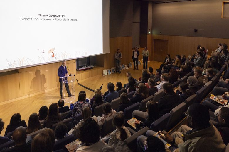 Le directeur du musée face à l'auditorium 
