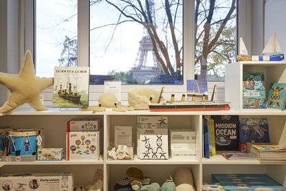 Vue des étagères de livre pour enfant avec la tour eiffel en arrière plan