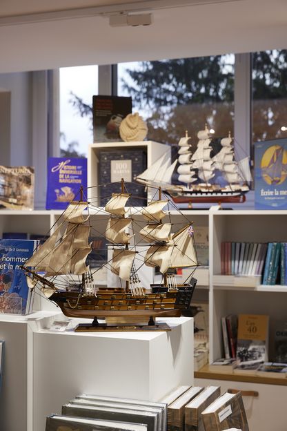 Sélection de souvenirs et objets design maritimes dans la boutique du musée national de la Marine.