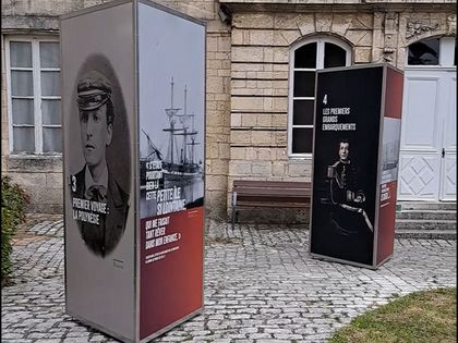 L'exposition "Pierre Loti - Gustave Viaud, deux frères unis par la mer" par l'administratrice du musée