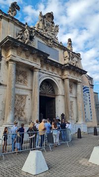 Visiteurs devant l’ancienne porte de l’Arsenal à Toulon lors des Journées européennes du patrimoine 2024