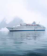 Bateau de croisiere en Antarctique