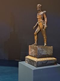 Statuette en bronze de l’explorateur Jules Dumont d’Urville debout sur un socle, présentée dans les collections du musée national de la Marine