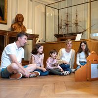 Enfants et parents devant la médiatrice