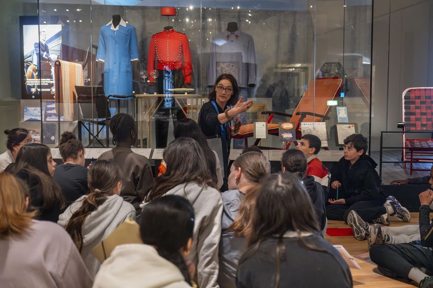 Visite guidée au musée national de la Marine à Paris, médiatrice présentant les collections devant un groupe de collégiens assis