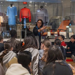 Visite guidée au musée national de la Marine à Paris, médiatrice présentant les collections devant un groupe de collégiens assis