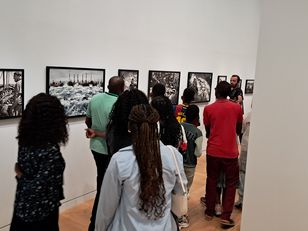 Visite guidée de l’exposition « Jean Gaumy et la mer » au musée national de la Marine – un groupe de visiteurs observe des photographies exposées 