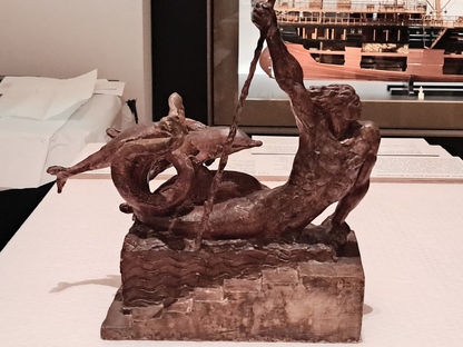 Sculpture en plâtre patiné représentant le Génie de la mer, figure allégorique en mouvement avec formes marines stylisées, réalisée pour le paquebot Normandie.