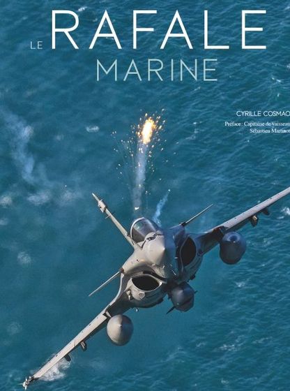 Rafale Marine de la Marine nationale en vol au-dessus de la mer, tirant un leurre thermique, couverture du livre 'Le Rafale Marine' de Cyrille Cosmao, publié chez Glénat