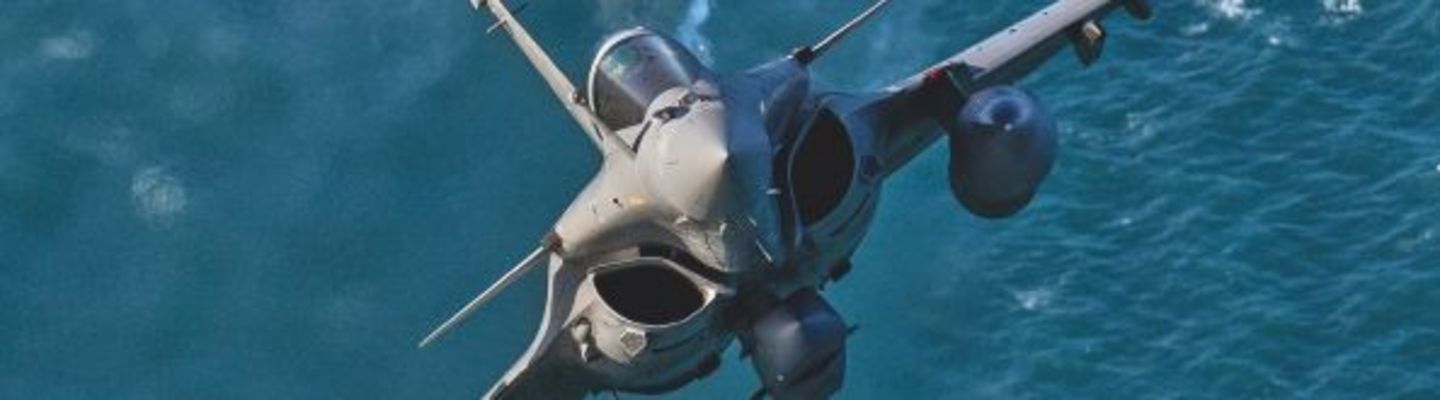 Rafale Marine de la Marine nationale en vol au-dessus de la mer, tirant un leurre thermique, couverture du livre 'Le Rafale Marine' de Cyrille Cosmao, publié chez Glénat