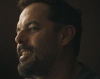 Portrait de François de Riberolles, réalisateur et scénariste, en gros plan, de profil.