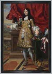 Portrait en pied du Chevalier Paul en habit d’apparat doré, tenant un bâton de commandement, devant un rideau rouge