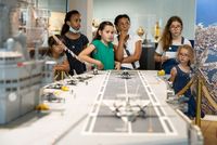 Enfants devant la maquette du Charles de Gaulle