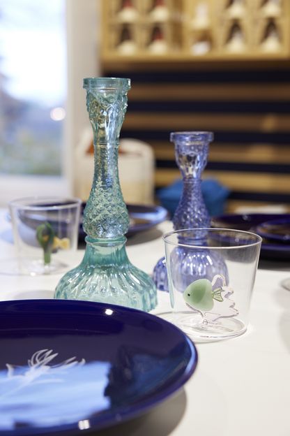 Objets décoratifs en céramique inspirés de la mer, présentés dans la boutique du musée national de la Marine.