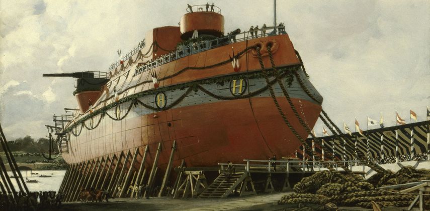 Lancement du cuirassé Hoche à Lorient en 1886, navire glissant à l’eau devant une foule sur le chantier naval, peinture d’Alexandre Brun.