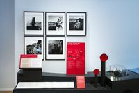 Vitrine consacrée aux marées noires dans la section Histoires de naufrages, présentant plusieurs photographies en noir et blanc de catastrophes pétrolières, un cartel explicatif rouge, et un objet en premier plan lié à ces événements (Amoco Cadiz, Erika, Prestige).