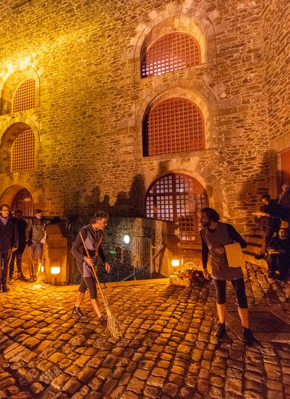 Deux comédiens dans la cour du château 