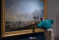 Homme observant de près une peinture de Joseph Vernet représentant un port 