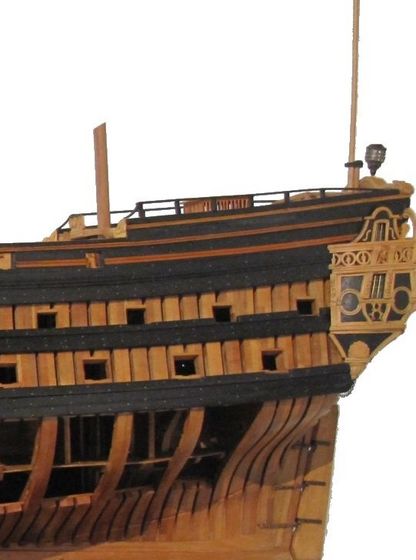Maquette d’un vaisseau de 60 canons du XVIIIe siècle, construction bois avec ouvertures sur la coque