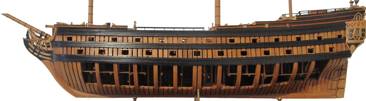 Maquette d’un vaisseau de 60 canons du XVIIIe siècle, construction bois avec ouvertures sur la coque