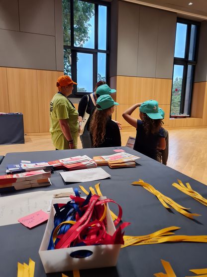 Accueil des enfants du Secours populaire au musée national de la Marine.