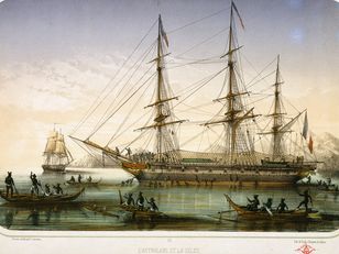 Deux grands navires à voiles vus de profil, au mouillage dans une baie calme, entourés de petites embarcations sur l’eau.