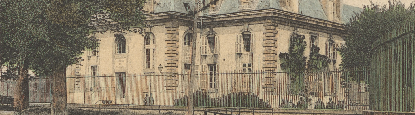 Carte postale ancienne colorisée montrant l’Hôpital Maritime de Rochefort-sur-Mer : un grand bâtiment en pierre à toits mansardés et fenêtres à frontons, bordé d’une pelouse et d’un canal au premier plan, protégé par une grille en fer forgé. En bas, la légende imprimée « 49 – ROCHEFORT-sur-MER – Hôpital Maritime » et une écriture manuscrite datée « 9 mars 1908 » sur la marge droite.