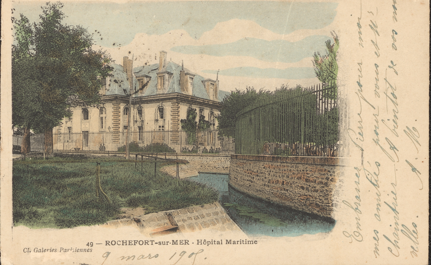Carte postale ancienne colorisée montrant l’Hôpital Maritime de Rochefort-sur-Mer : un grand bâtiment en pierre à toits mansardés et fenêtres à frontons, bordé d’une pelouse et d’un canal au premier plan, protégé par une grille en fer forgé. En bas, la légende imprimée « 49 – ROCHEFORT-sur-MER – Hôpital Maritime » et une écriture manuscrite datée « 9 mars 1908 » sur la marge droite.
